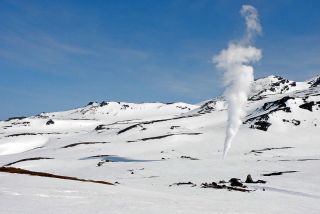 VOLO INTORNO AI VULCANI GORELIY E MUTNOVSKIY, CALDERA DI KSUDACH, SORGENTI TERMALI DI KHODUTKA
